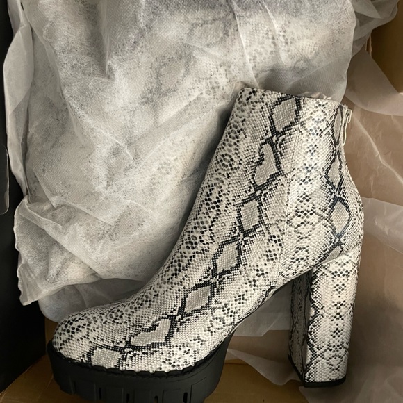 Fashion nova booties size 10 - Picture 2 of 2